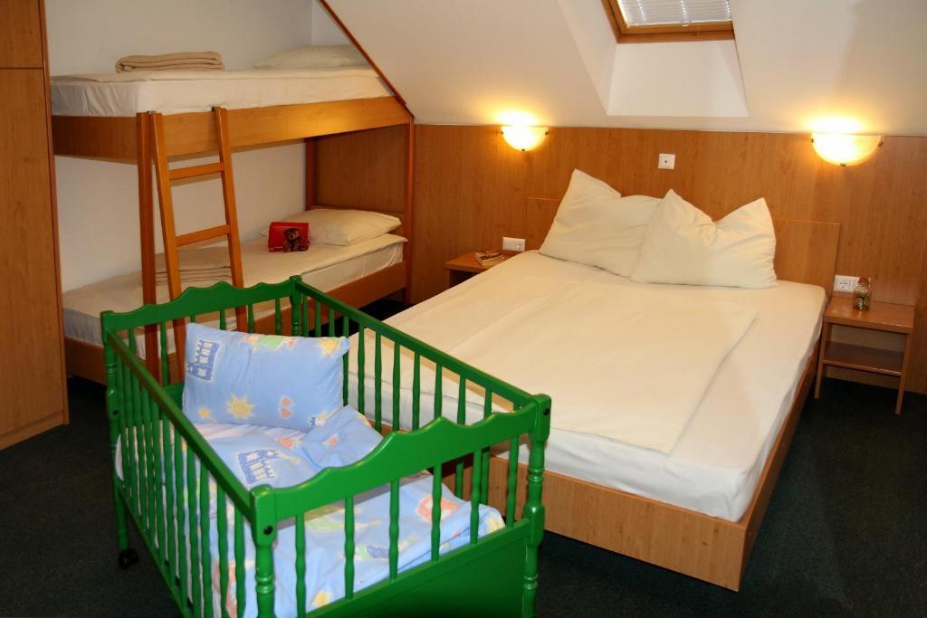 Hotel Oskar Zaplata Preddvor Rum bild